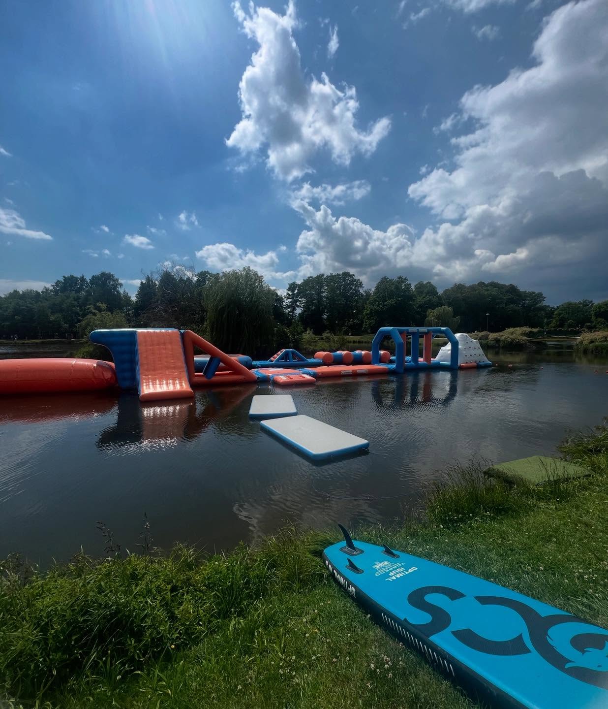 Wodny tor przeszkód Jumpy Summer Zone na stawie